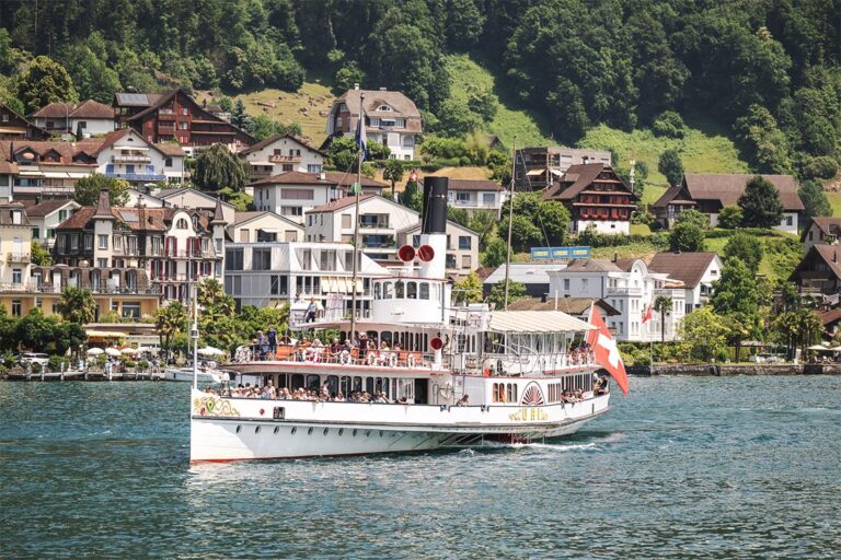 Jungformationen auf dem Heirassa-Ehrenschiff